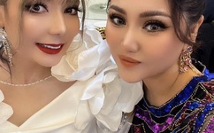 父亲把四个女儿日出水